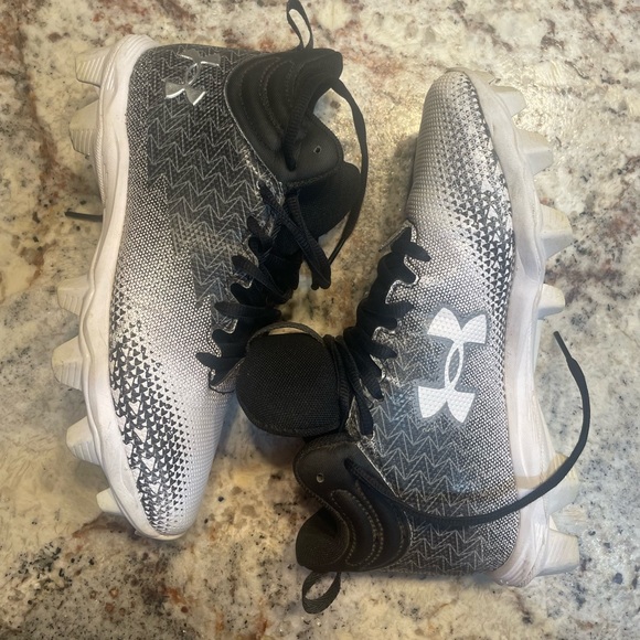 Youth Under Armour Cleats Sz 5Y - Picture 5 of 5